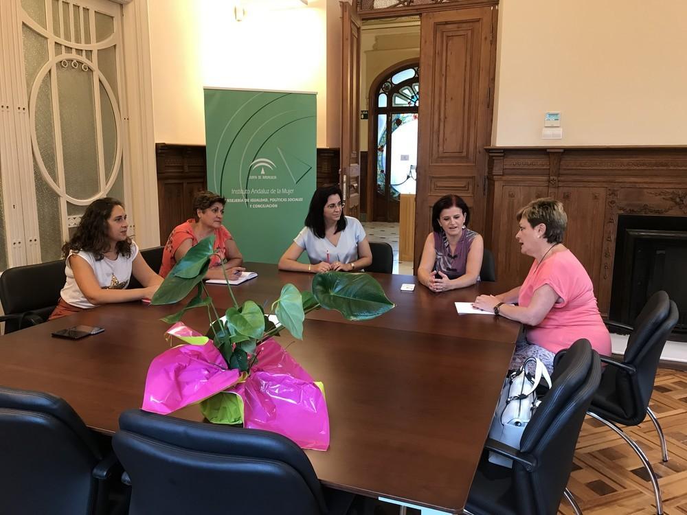 AMFAR-Almería presenta a la directora del IAM las líneas de trabajo de la asociación