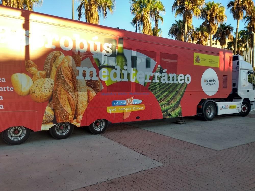 El autobús de la Dieta Mediterránea promueve en Almería los hábitos saludables