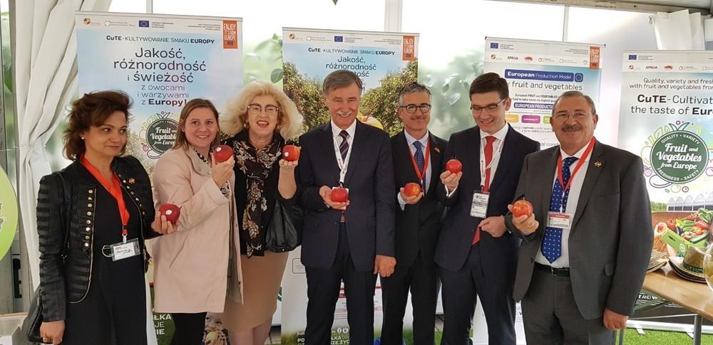 HORTIESPAÑA y APROA muestran a Luis Planas la calidad, seguridad y sostenibilidad de la horticultura bajo invernadero solar