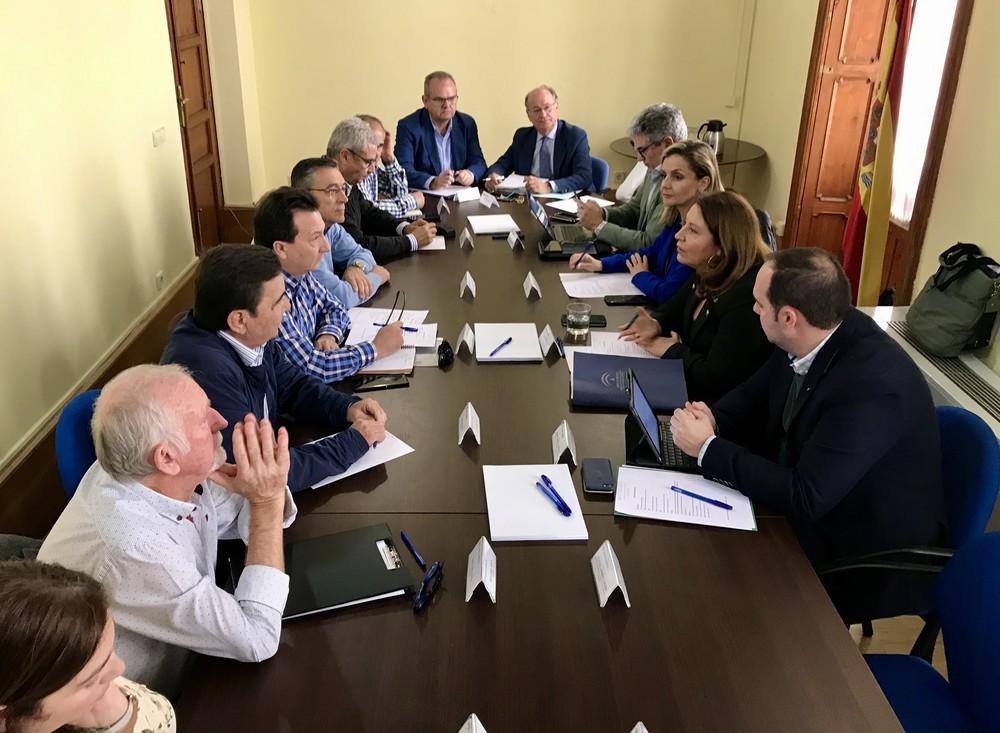 La Mesa del Agua de Almería expone a la consejera Carmen Crespo las necesidades de la provincia para este año