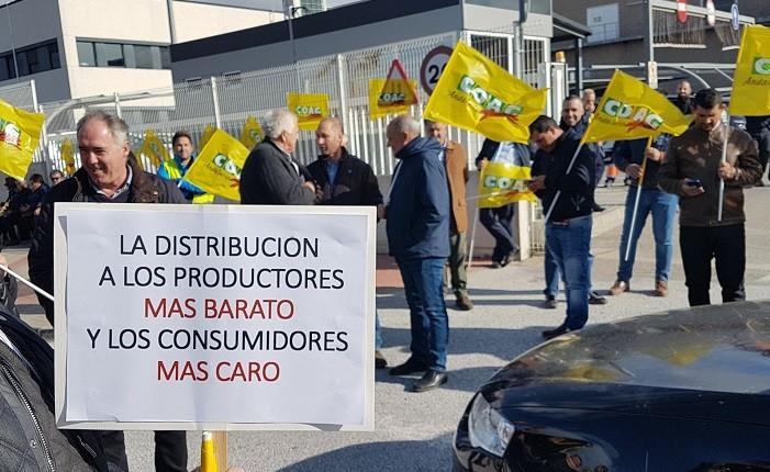 Agricultores de frutas y hortalizas convocados por COAG bloquean los accesos a plataformas logísticas