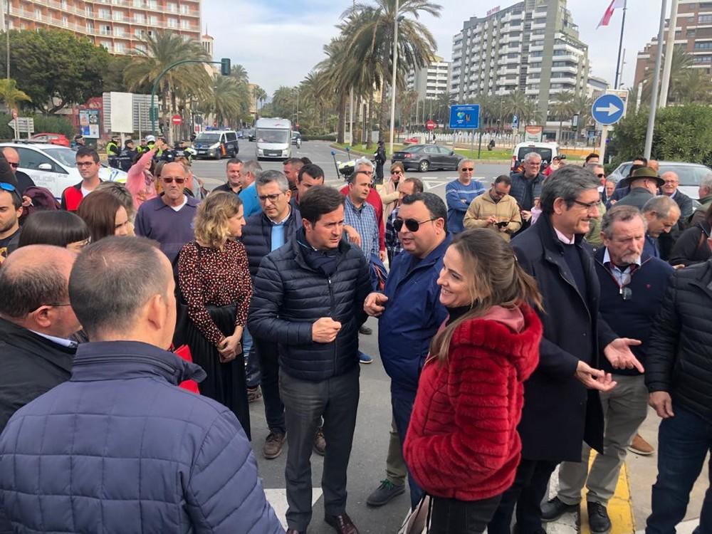 El Ayuntamiento de El Ejido vuelve a mostrar su apoyo al sector hortofrutícola asistiendo a la concentranción del transporte agrícola