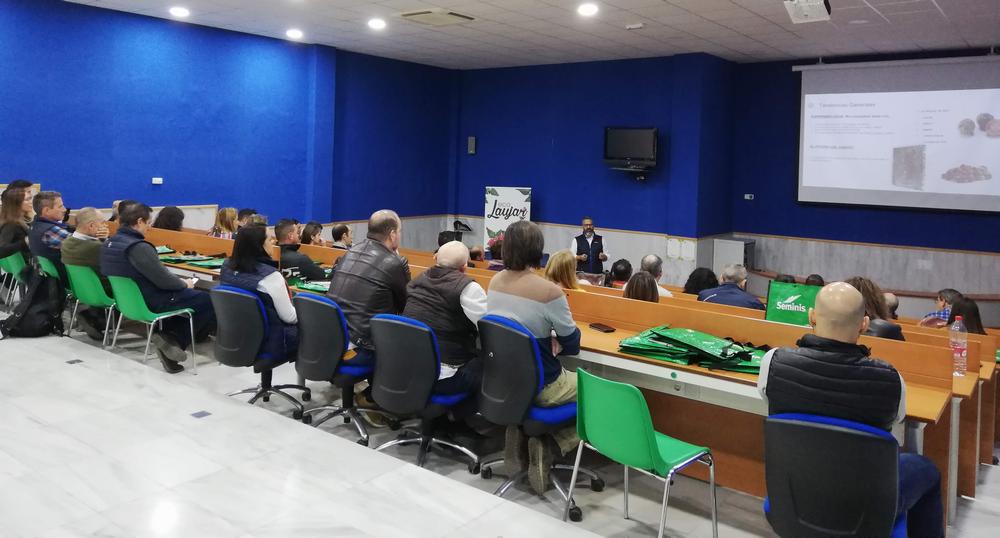 Grupo Agroponiente llena de agricultores la sala de ventas de Vegacañada en la segunda edición de su ‘Instituto Agroponiente’ para hablar del Virus Rugoso del Tomate