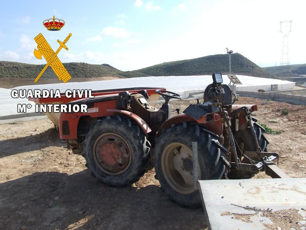 La Guardia Civil detiene a una persona por delitos contra los derechos de los trabajadores tras un accidente laboral en un invernadero de Lucainena de las Torres