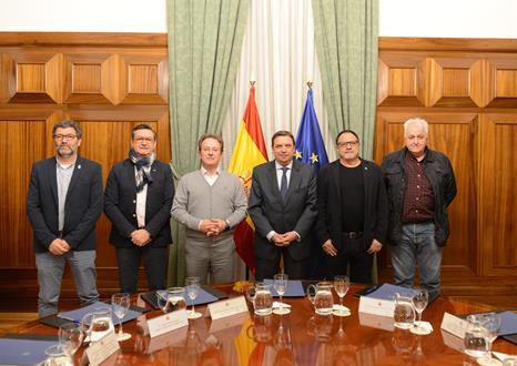 El ministro Luis Planas se reúne con representantes de UGT-FICA y CCOO Industria