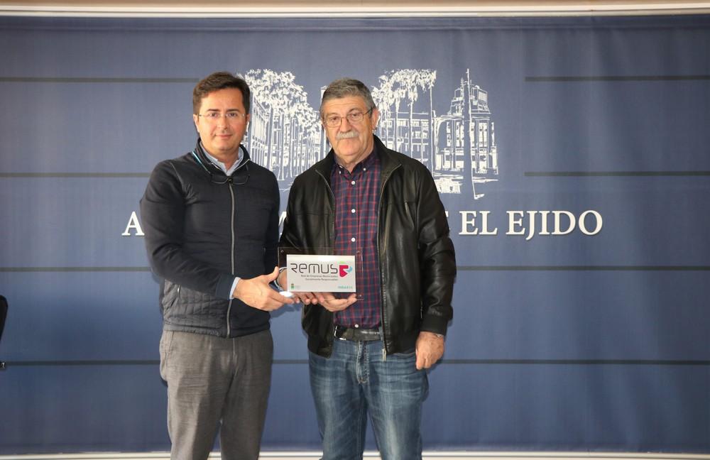 El presidente de Indasol recoge la placa que acredita que esta empresa se ha adherido al Programa REMUS