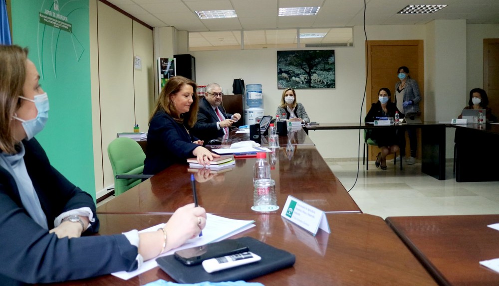 Carmen Crespo traslada al sector agrícola las ventajas del Plan de Refinanciación de Deuda