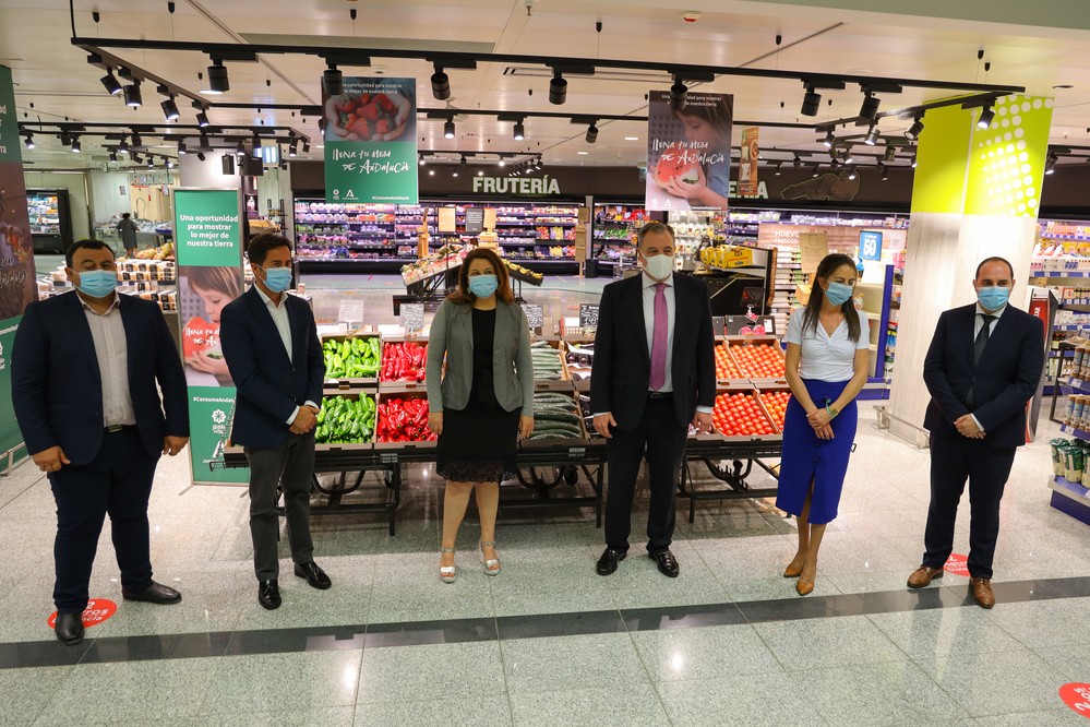 La consejera de Agricultura visita el Corte Inglés para conocer la adhesión del centro a la campaña 'Llena tu mesa de Andalucía'