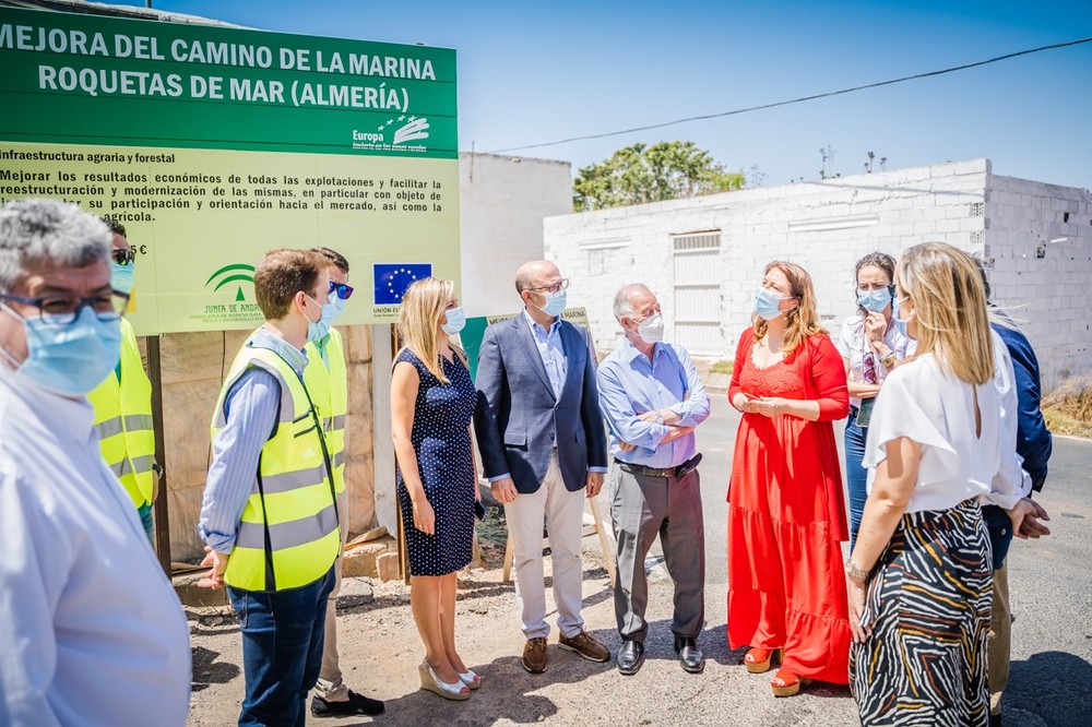 Crespo visita el Camino de la Marina de Roquetas, mejorado con el respaldo de la Junta