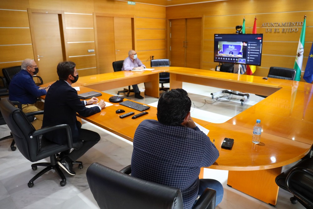 El alcalde de El Ejido participa en una videoconferencia sobre la campaña acerca del Compromiso Blanco de la Junta de Andalucía