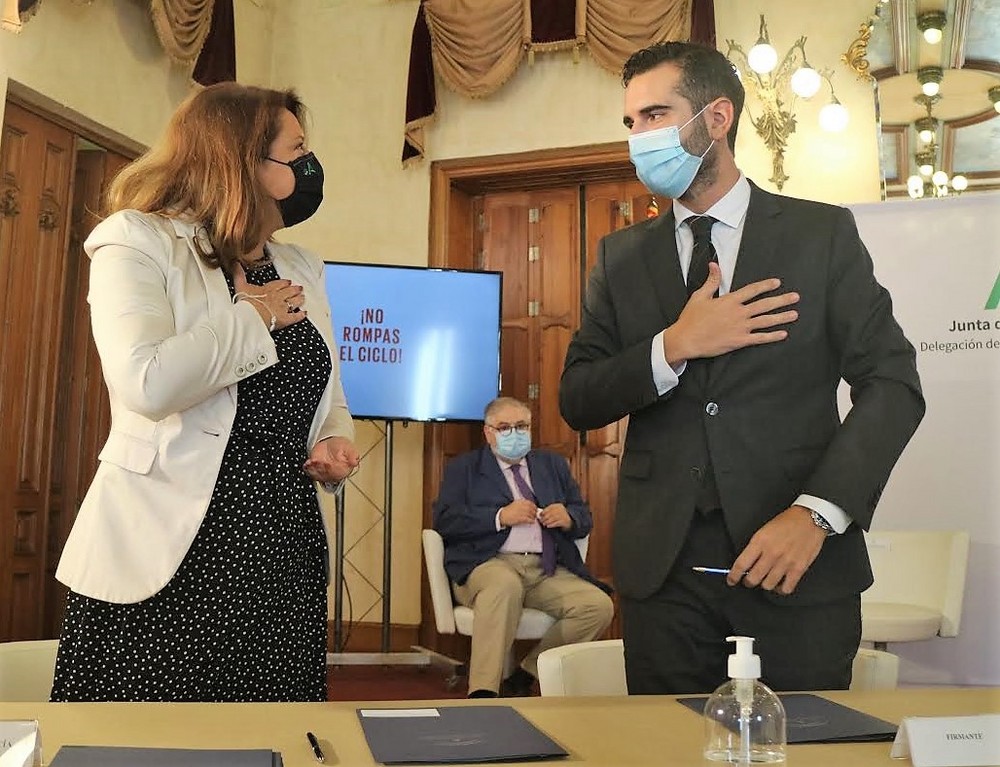 La Junta y 13 ayuntamientos almerienses fomentarán buenas prácticas agrícolas para reciclar el 100% de los residuos plásticos