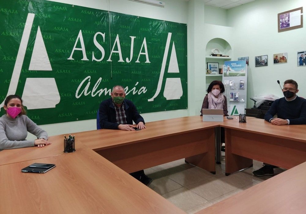 ASAJA y la Asociación de Gestores Agrícolas Orgánicos de Almería abordan la gestión de los restos vegetales en la provincia