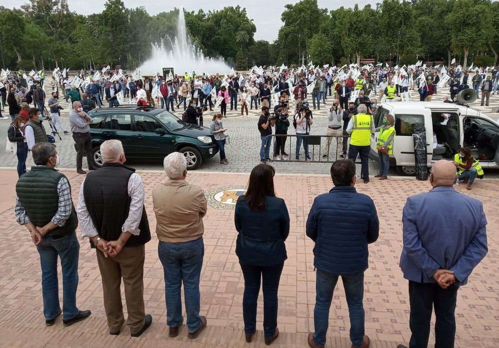 Unos 600 agricultores y ganaderos se concentran en Sevilla en contra de la convergencia brusca de la PAC