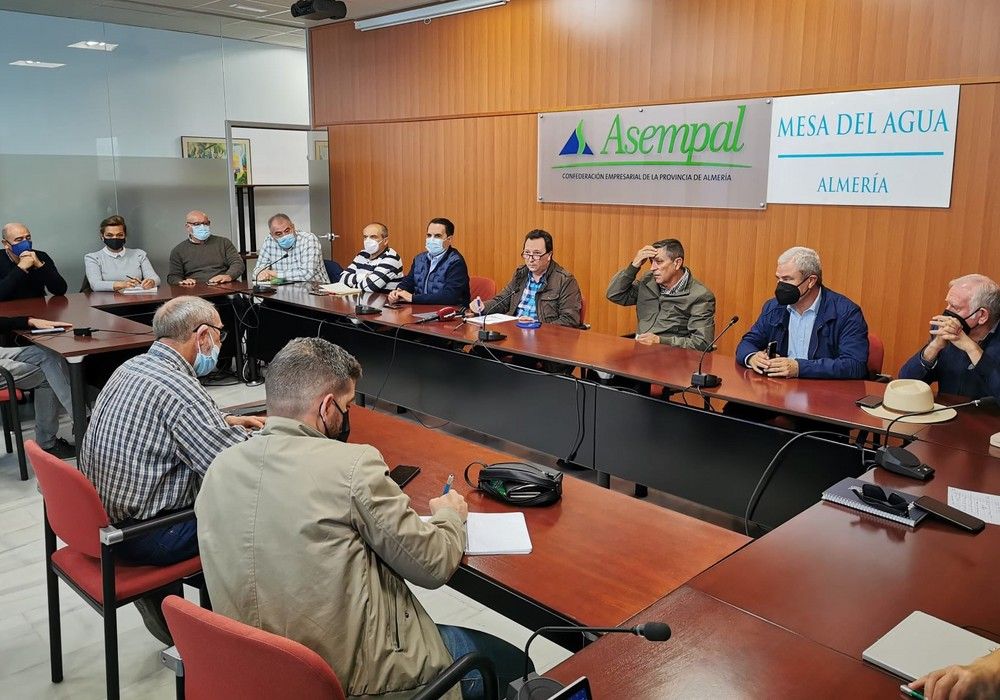 La Mesa del Agua de Almería exige al Gobierno  que desarrolle la Ley que fija en 30 céntimos el precio del agua desalada para riego