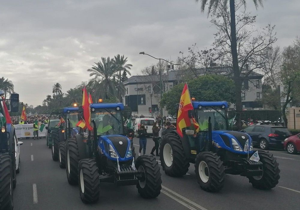 Más de 15.000 agricultores y ganaderos dicen basta al expolio al campo andaluz