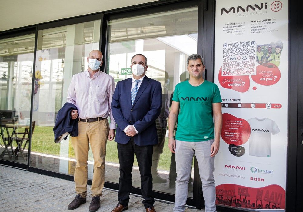 Rafael Ángel Pasamontes, delegado Territorial del Gobierno y Manuel Magán, jefe del Servicio de Protección de Menores de Almería conocen la labor social e integradora de la MAAVi Foundation de Kimitec