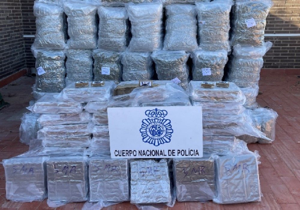 La Policía Nacional frustra un transporte por carretera de droga oculta entre hortalizas en un semirremolque frigorífico