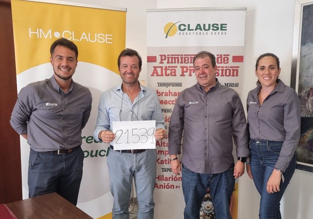 HM.CLAUSE IBÉRICA regala un Peugeot 3008 a un agricultor de Agrupa Inver por comprar sus pimientos