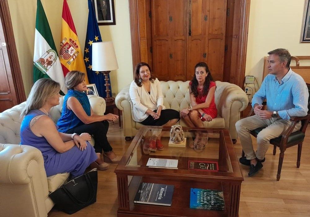 La consejera de Agricultura y la presidenta de Amfar avanzan en estrategias comunes en el ámbito de la mujer rural