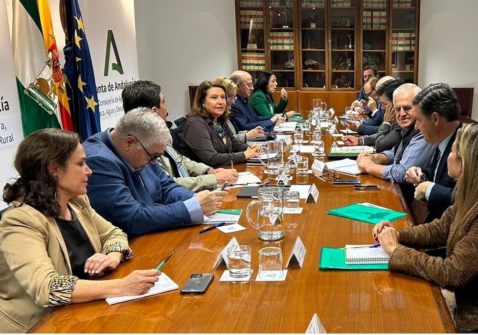 Consejería y sector agrario coinciden en la urgencia de la aplicación de la doble tarifa eléctrica para el regadío