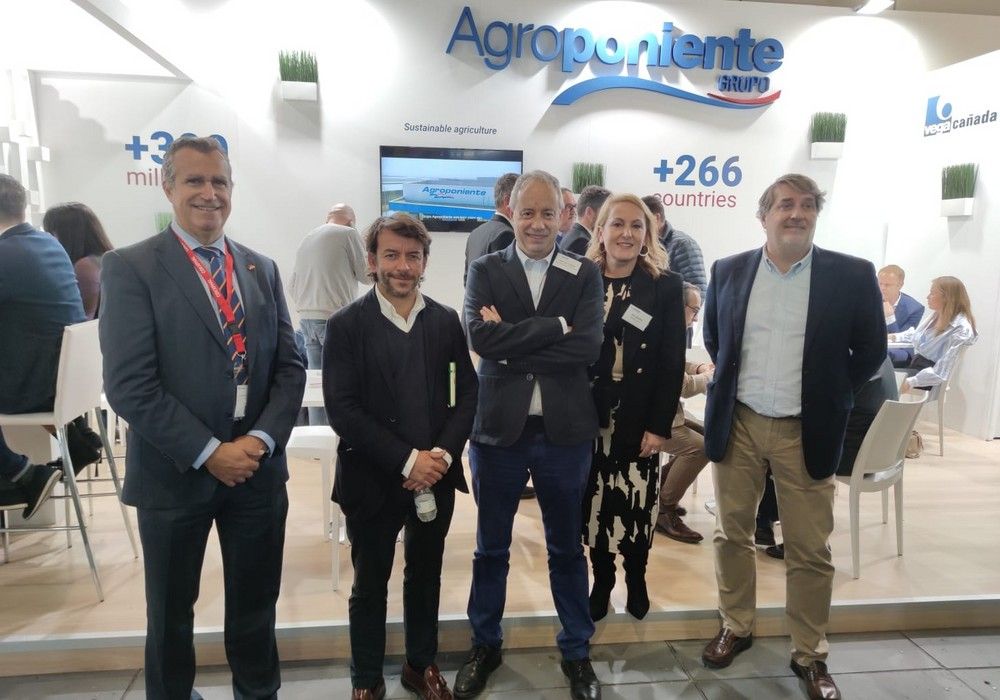 Grupo Agroponiente vive una primera jornada de Fruit Logística de gran movimiento en su stand del Pabellón 8.2