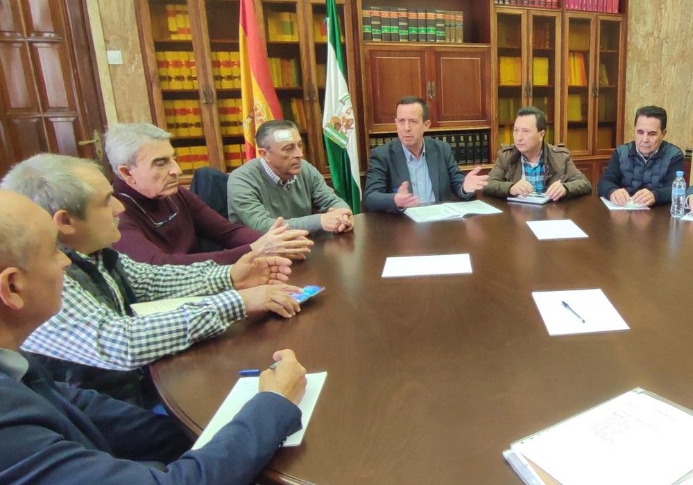 El subdelegado se reúne con la Mesa del Agua para informar sobre la bonificación del agua desalada