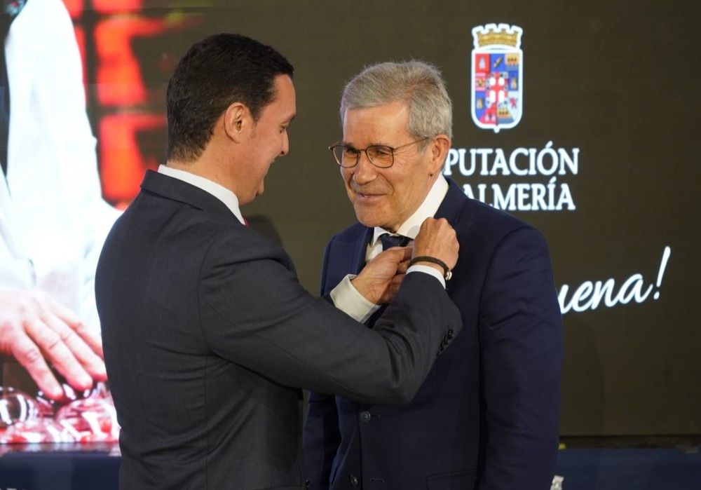 El empresario agrícola Pedro Caparrós recibe el Escudo de Oro de la Provincia