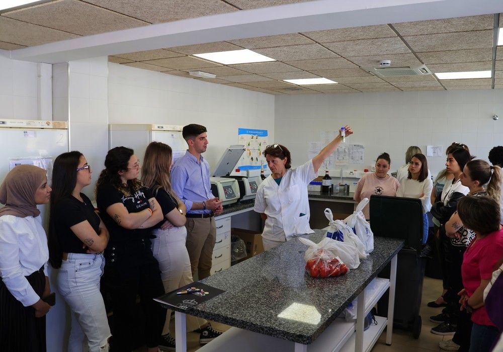 El CUAM abre sus puertas a un grupo de estudiantes para mostrar la importante labor que realiza
