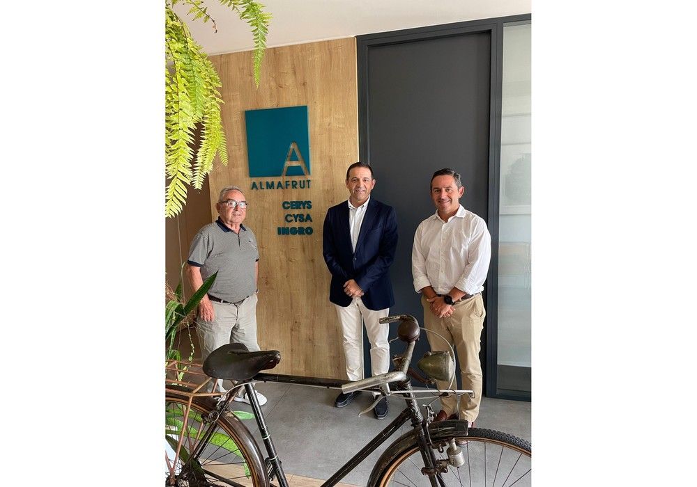 El delegado de Economía visita la empresa Almafrut Almería