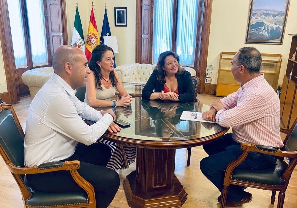 La consejera de Agricultura se reúne con el nuevo presidente de la interprofesional Hortiespaña