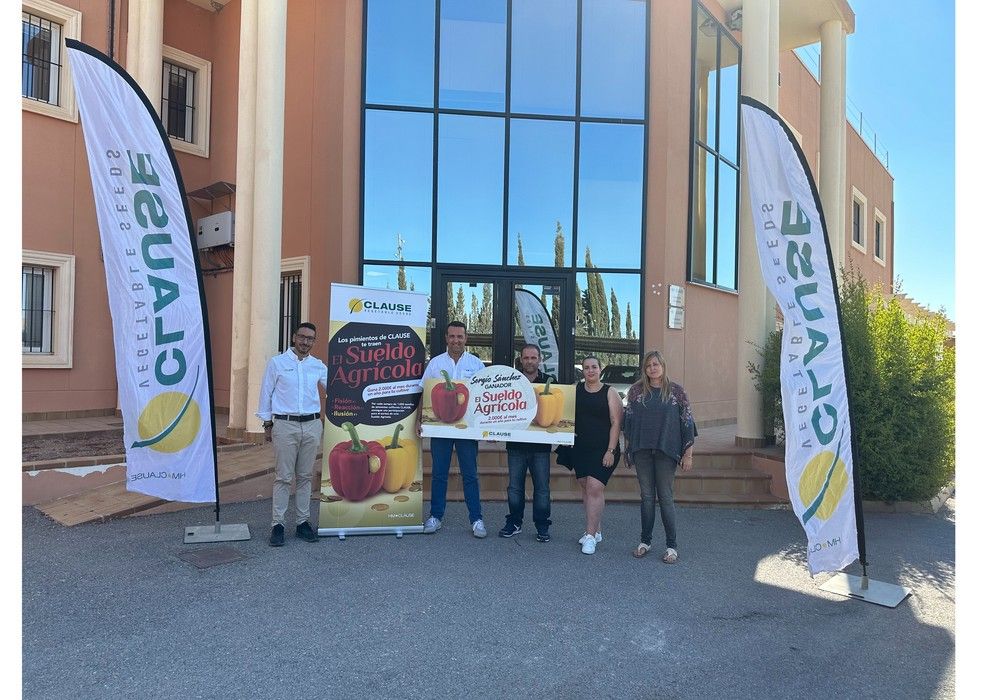 Sergio Sánchez recibe el cheque de ‘El Sueldo Agrícola’ de HM.Clause