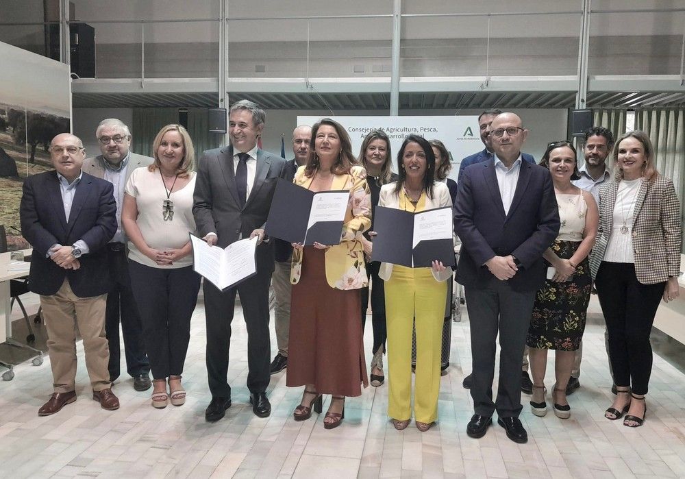 La Consejería de Agricultura firma un acuerdo con Endesa para impulsar la energía agrovoltaica