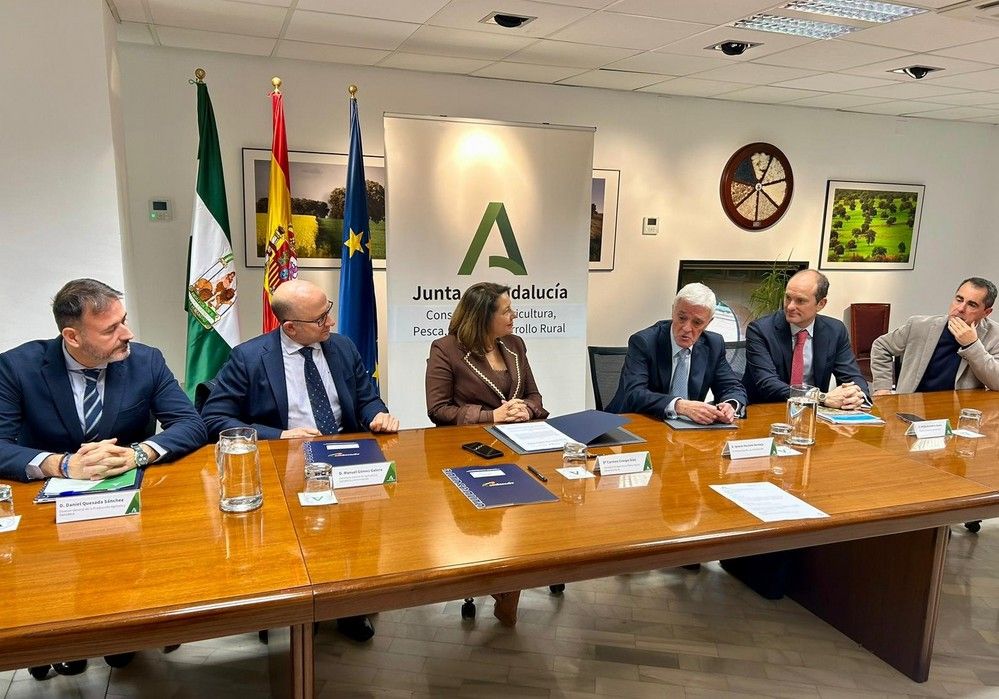 Junta y Agroseguro firman un convenio de colaboración cuatrienal para incentivar la contratación de seguros agrarios