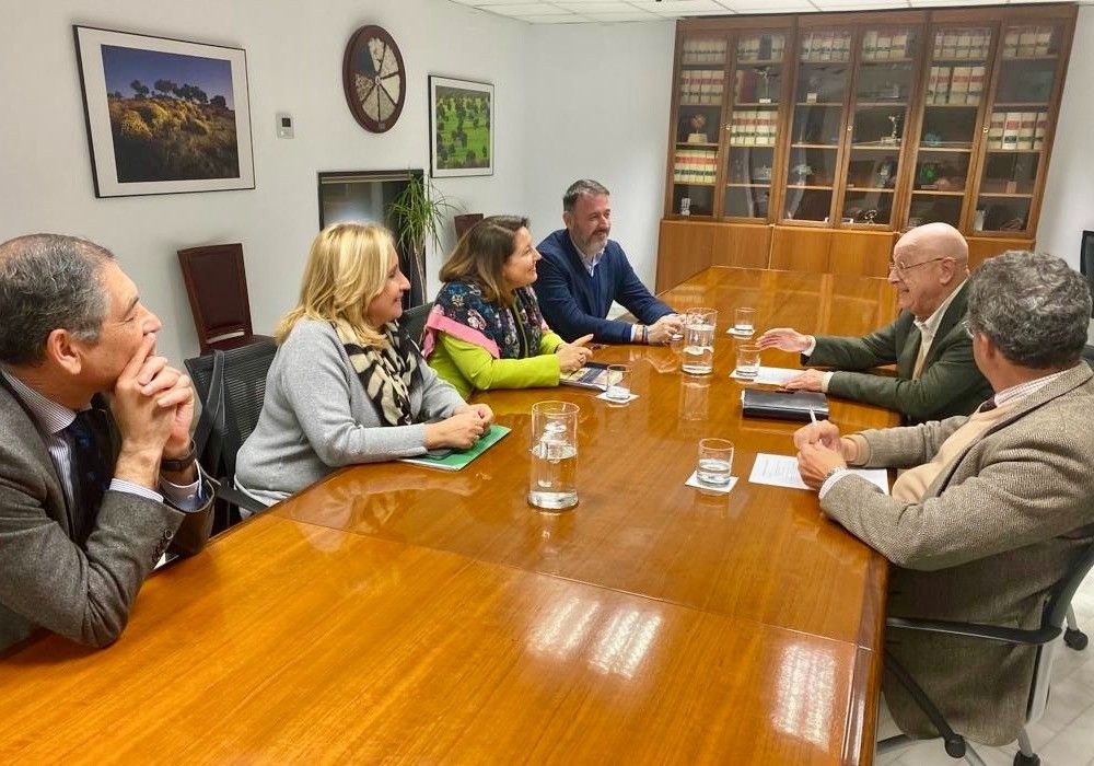 La consejera de Agricultura y el presidente de Feragua mantienen un encuentro institucional