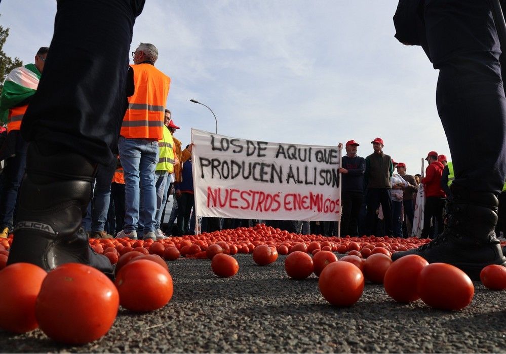 Manuel Martínez muestra su apoyo a las reivindicaciones del sector en la concentración convocada en el Puerto de Motril