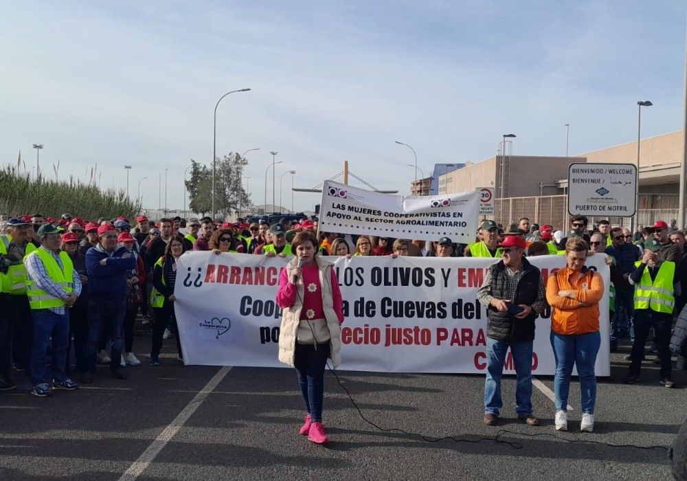 Una multitudinaria concentración en Motril reúne a cientos de agricultores en protesta por las importaciones de países terceros y la competencia desleal