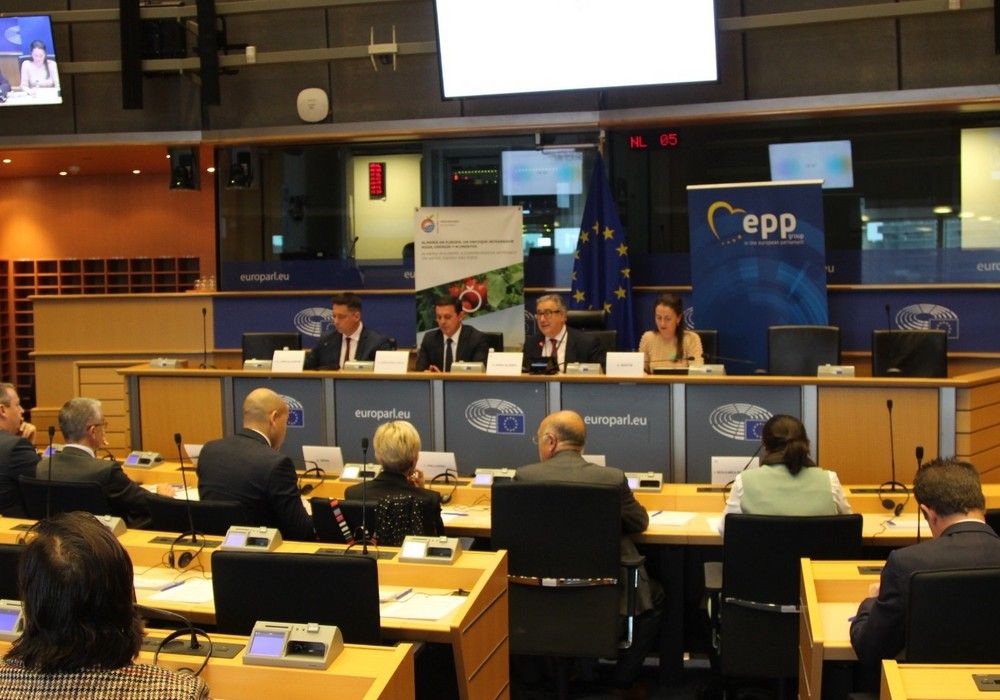 Junta y Diputación llevan a Bruselas la voz de los agricultores almerienses a través de un foro sobre agua, energía y alimentos