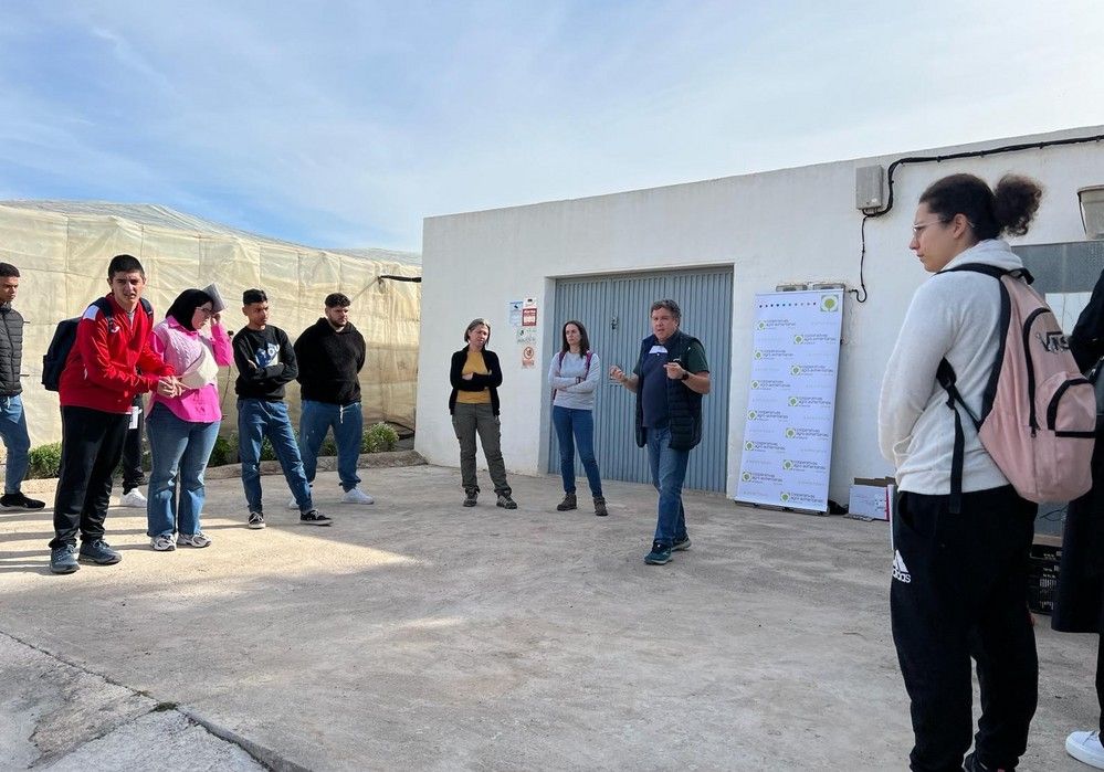 Clase magistral de agro ecológico para los estudiantes de grado superior del IES Santa María del Águila