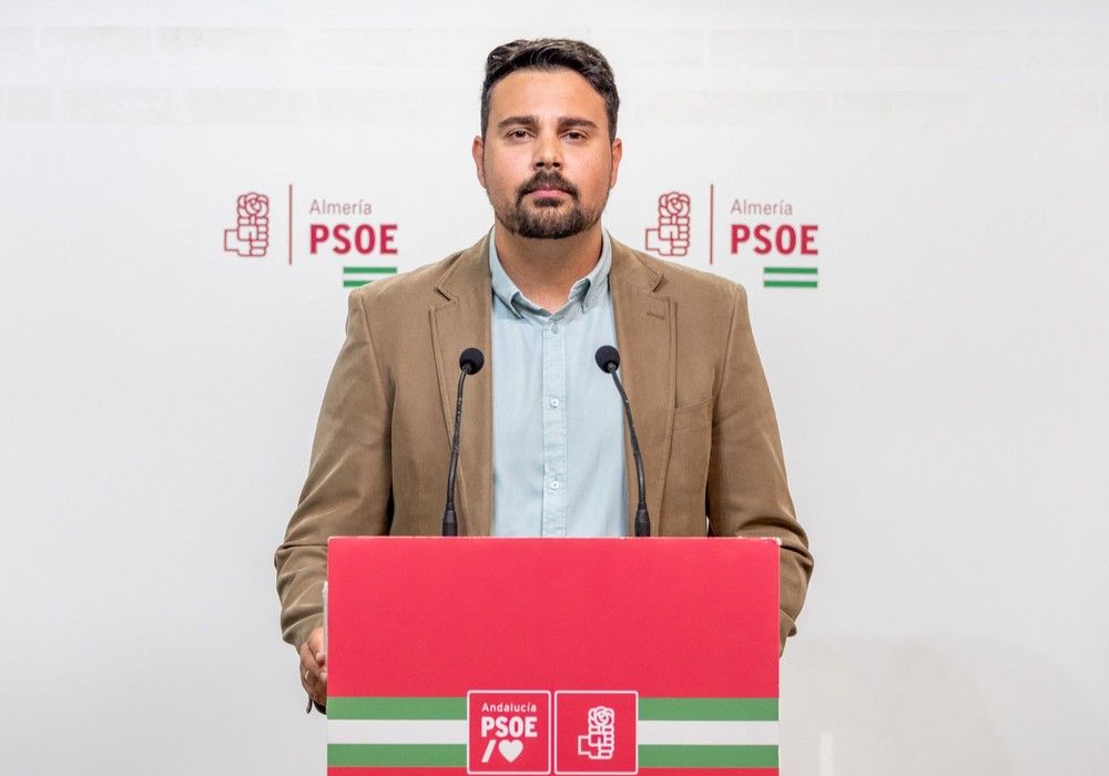 El PSOE exige a Juanma Moreno que tramite con urgencia las concesiones de agua que mantiene pendientes en Almería