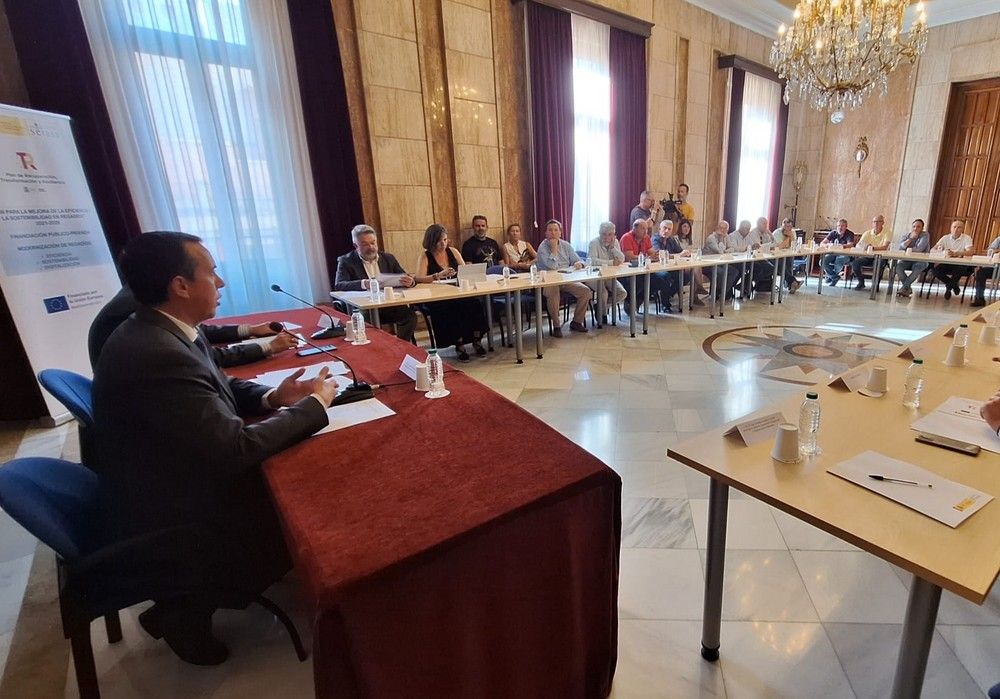 Subdelegación y SEIASA se reúnen con regantes para analizar el estado de los 14 proyectos de modernización de regadíos en los que se invierten 195,24 millones de euros