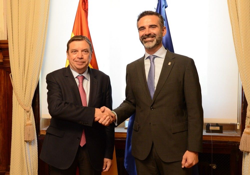 Fernández-Pacheco entrega un documento a Planas con las principales demandas del campo andaluz