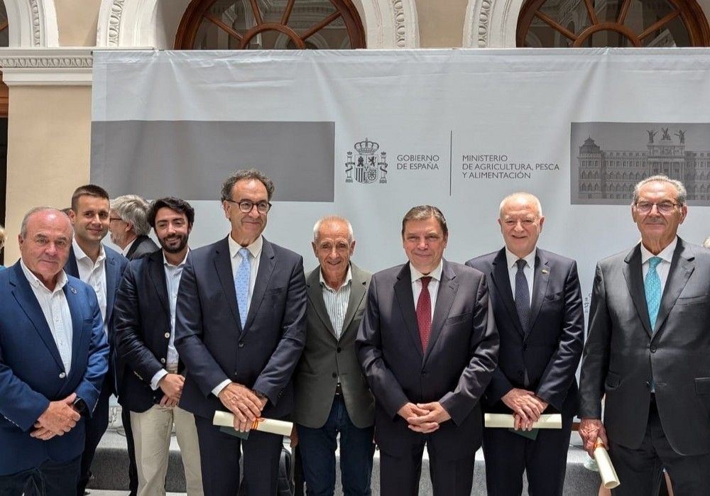 Luis Planas distingue a Joan Mir, director general de Anecoop, con la encomienda de número al mérito agrario