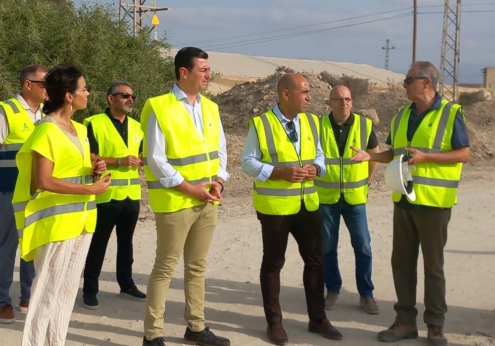 El delegado de Agricultura realiza una visita técnica a los cauces que se están restaurando en el municipio de Níjar