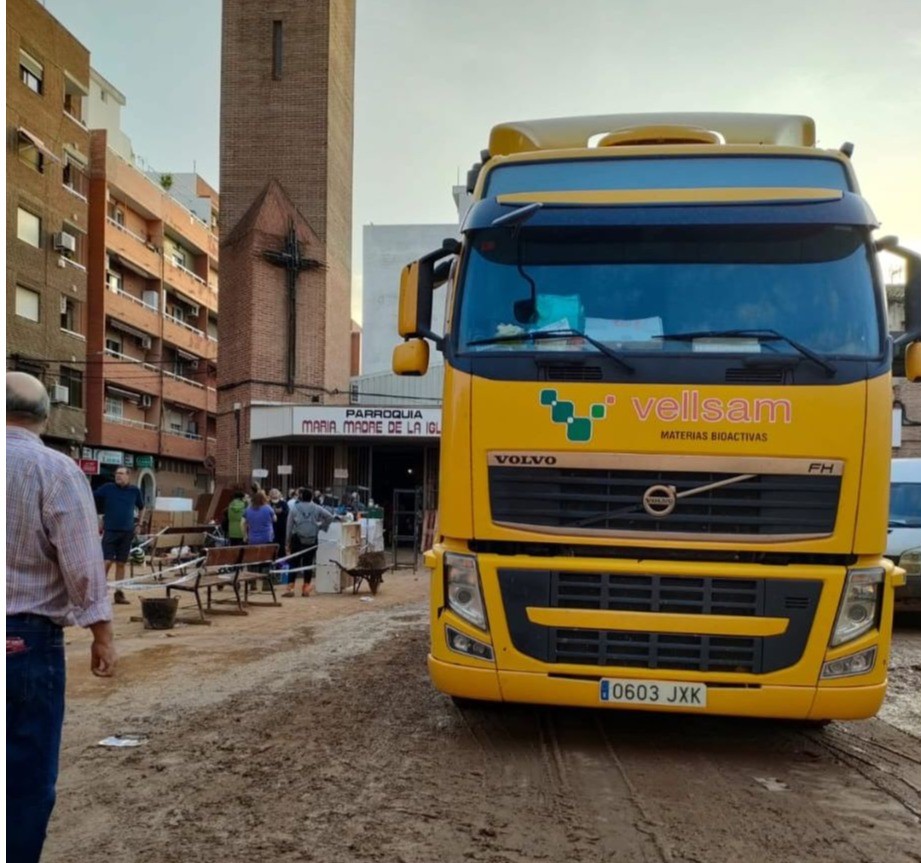 Vellsam vuelve a mostrar su lado más solidario con donación de material de protección y reparto de bienes de primera necesidad en zonas afectadas de Valencia