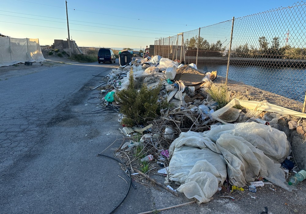 El PSOE denuncia que “los montones de plásticos de invernadero campan a sus anchas por los caminos rurales de la capital”