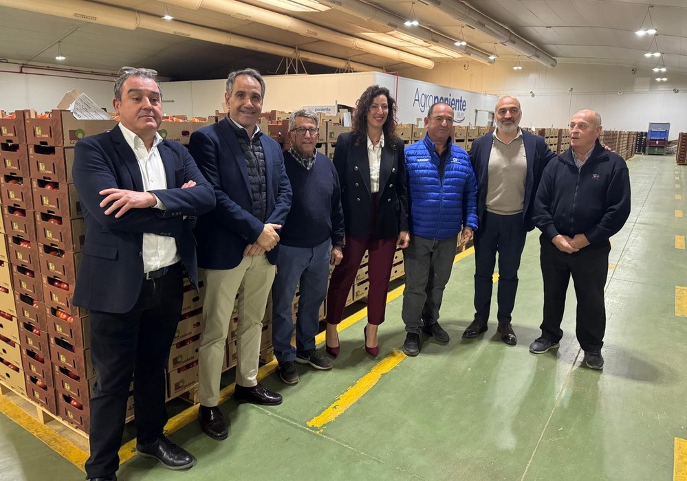 La alcaldesa de Almería visita Vegacañada, que remodela su imagen como parte de Grupo Agroponiente