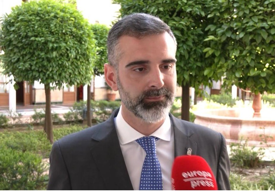La Junta lamenta la “deslealtad” del ministro Planas  en la “organización unilateral” del acto de firma de  un convenio con regantes